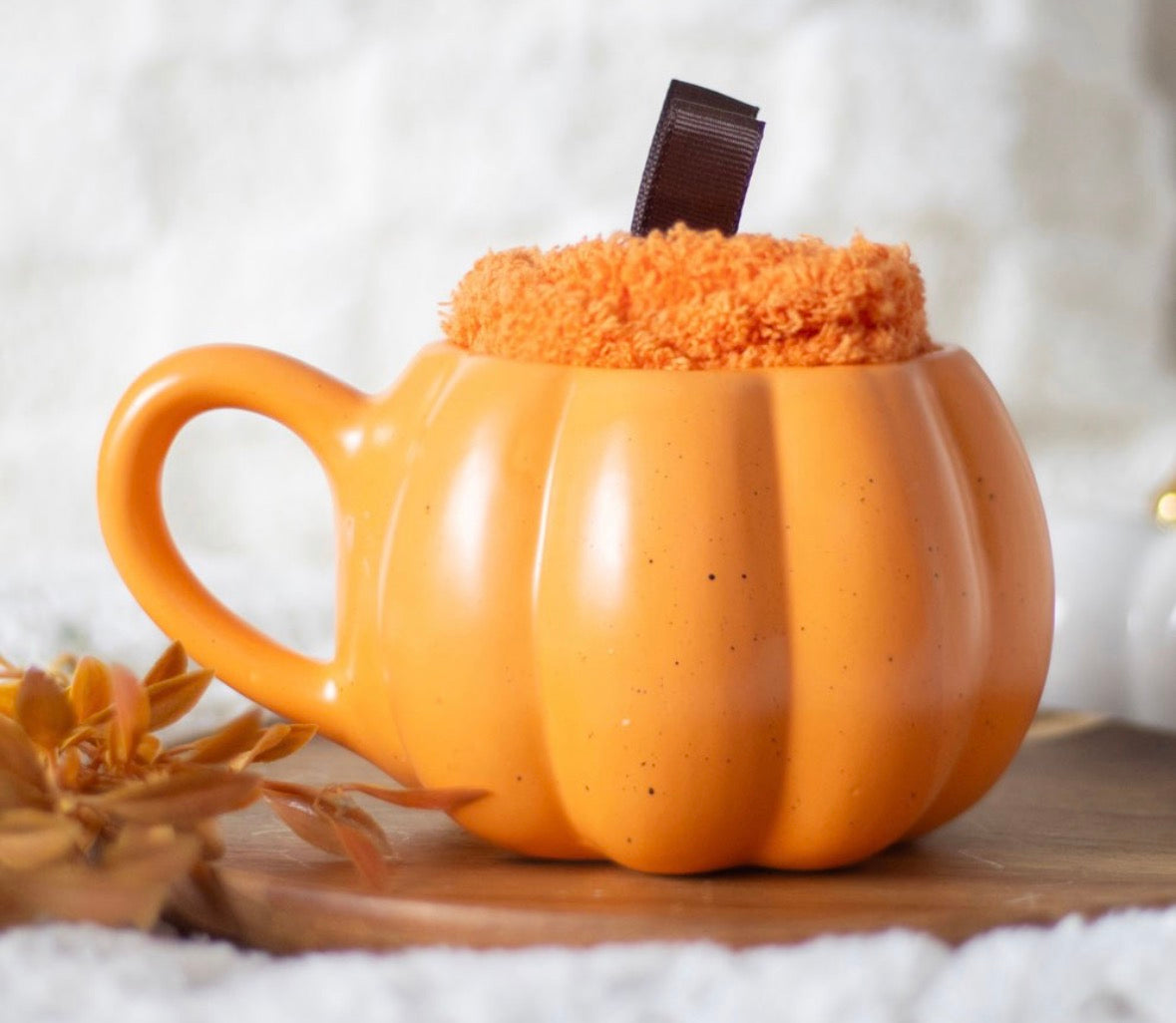 PUMPKIN SHAPED MUG AND SOCKS SET