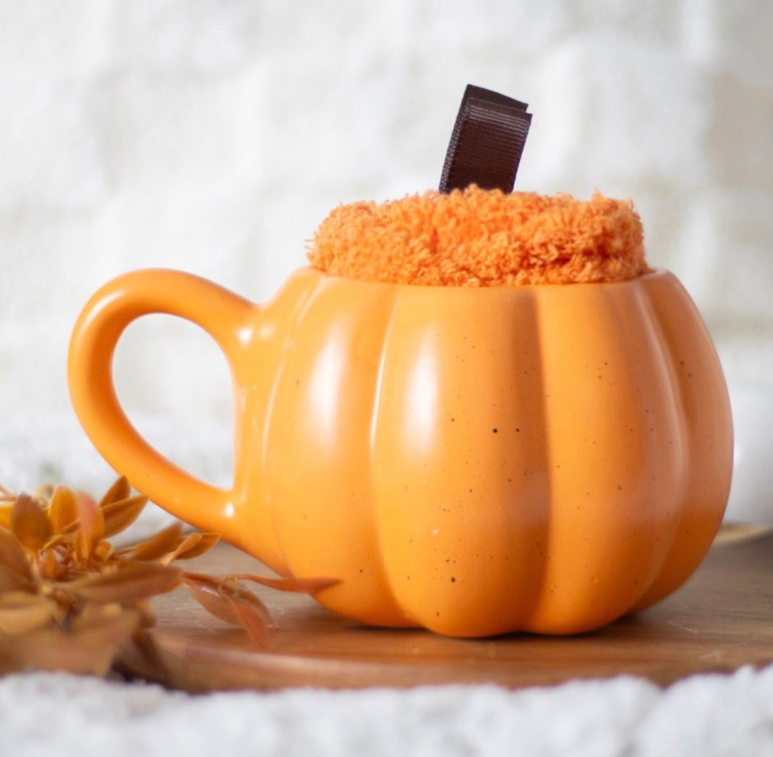 PUMPKIN SHAPED MUG AND SOCKS SET